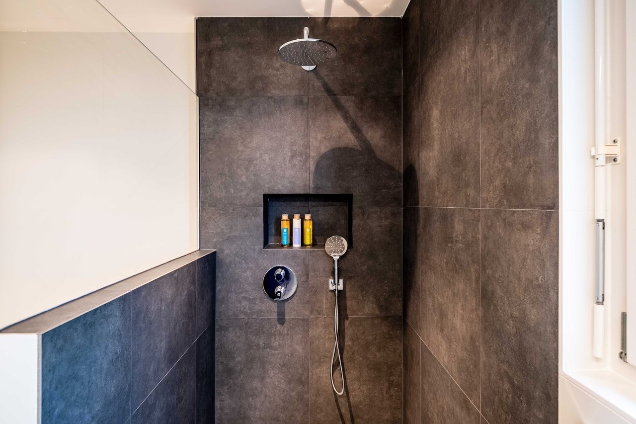 Baño de diseño con revestimientos elegantes y grifería moderna en Las Palmas