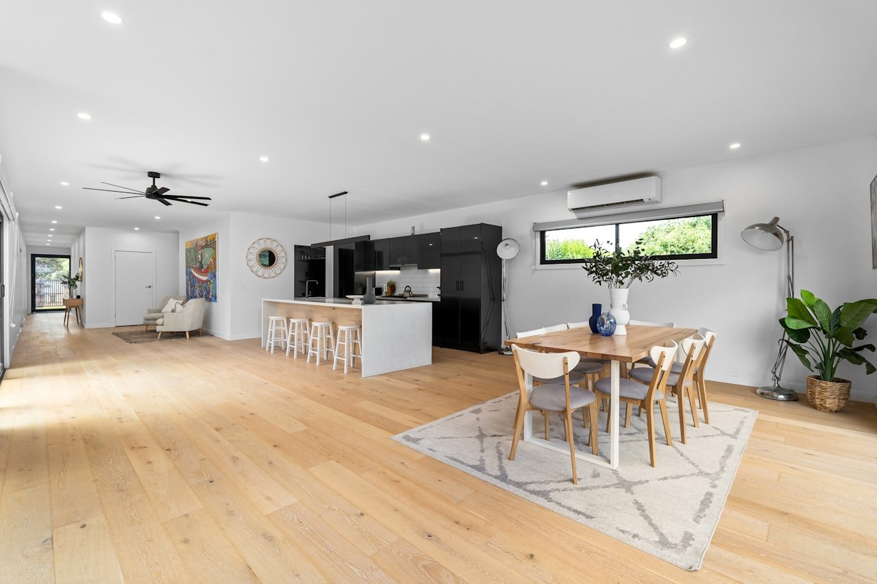 Vivienda reformada integralmente con salón moderno e interior residencial premium